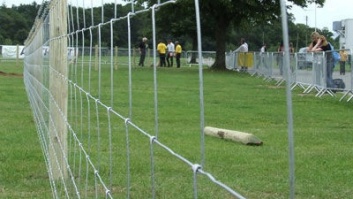 Agricultural fence mesh with wooden poles