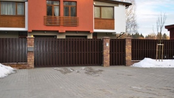 Sliding gates with double-sided board filling